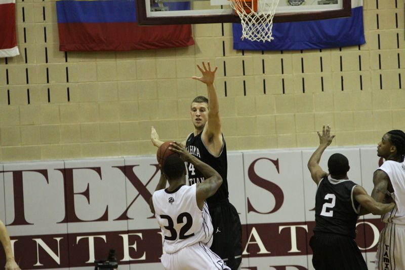 TAMIU BB v OC - 010